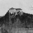Wieś Ilustrowana, luty 1910 r. Dwór obronny w Korzkwi, pow.Olkuski, stawiany równocześnie z Wawelem (fot. amat. p. J.Skarbka-Borowskiego)